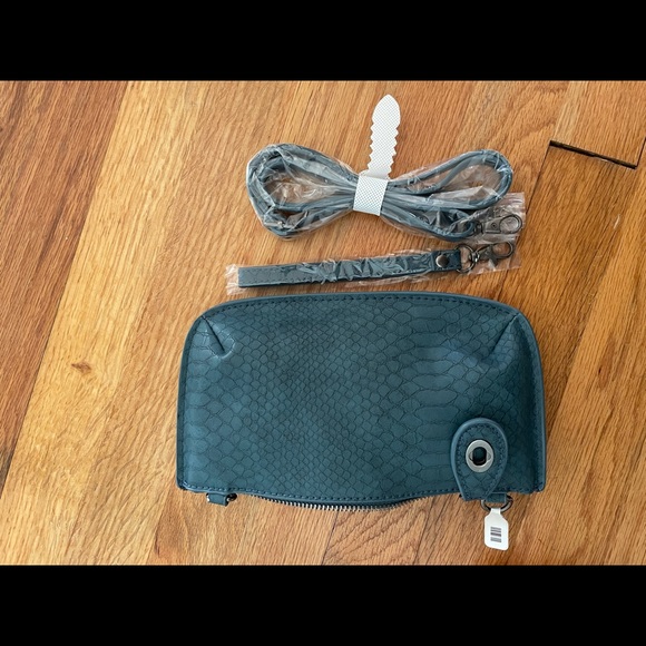 Blue/green python wristlet with attachable straps - Picture 5 of 5